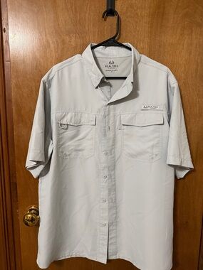 Realtree Men's Short-Sleeve Button-Down Shirt in Light Gray